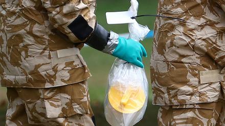 Ermittler untersuchen einen Ort in Salisbury, Tatort eines Giftanschlags.