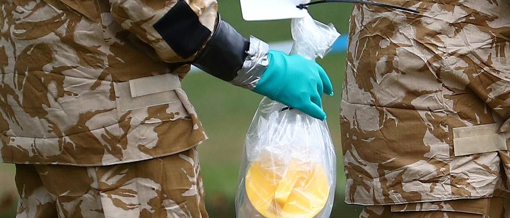 Ermittler untersuchen einen Ort in Salisbury, Tatort eines Giftanschlags.
