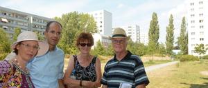 Christian Gräff (2.v.l.) im Gespräch mit Dagmar Lenz, Kerstin Sawatzki und Dieter Wilk von der Bürgerinitiative an der Wuhlestraße.