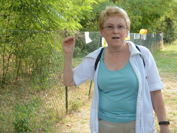 Wünscht sich eine Waldkita: Edelgard Schaup zeigt das Grundstück am Buckower Ring.
