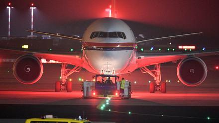Ein Flugzeug wird auf dem Flughafen aus der Parkposition geschoben.