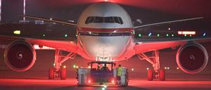 Ein Flugzeug wird auf dem Flughafen aus der Parkposition geschoben.