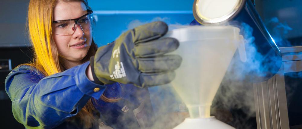 Chemie-Doktorandin Rhea Christodoulou an ihrem Profilreaktor "Argos Panoptes".