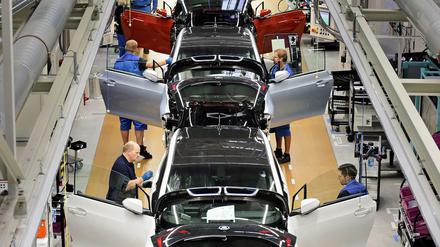BMW-Mitarbeiter in der Produktion des Elektroautos i3.