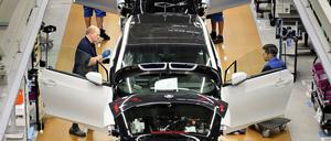 BMW-Mitarbeiter in der Produktion des Elektroautos i3.
