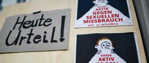 Mitglieder der Initiative "Aktiv gegen Missbrauch" haben ein Plakat vor dem Landgericht angebracht. 