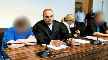 Der wegen Kindesmissbrauchs angeklagte Lebensgefährte (rechts) und die angeklagte Mutter