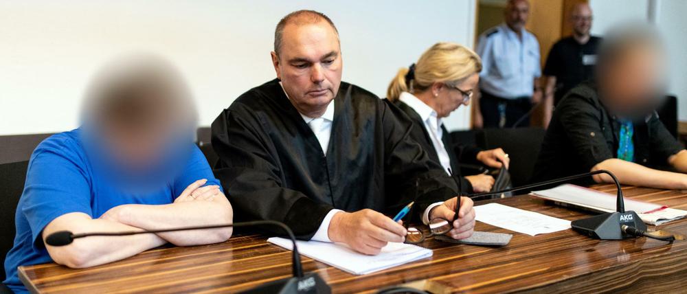 Der wegen Kindesmissbrauchs angeklagte Lebensgefährte (rechts) und die angeklagte Mutter