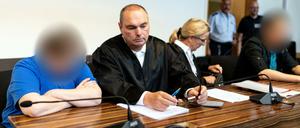 Der wegen Kindesmissbrauchs angeklagte Lebensgefährte (rechts) und die angeklagte Mutter