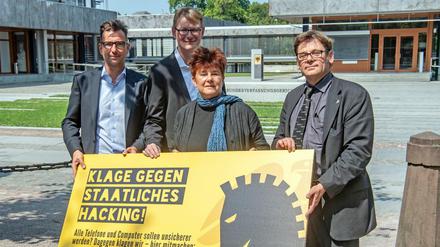 Die Mitglieder des Vereins Digitalcourage haben beim Bundesverfassungsgericht eine Verfassungsbeschwerde gegen Staatstrojaner eingereicht.