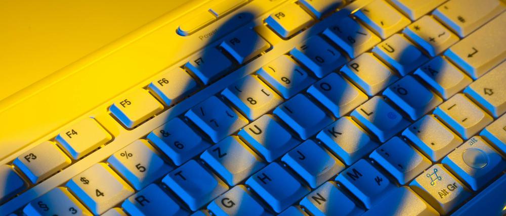 Drei Beschuldigte sollen durch Datendiebstahl hohen Schaden angerichtet haben.