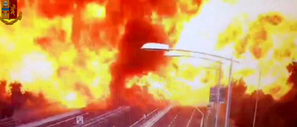 Dieser Screenshot aus einem von der italienischen Polizei zur Verfügung gestellten Video zeigt den Moment der Explosion.