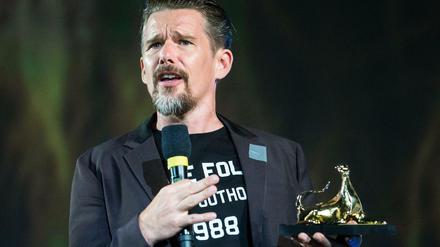 Ethan Hawke erhält den "Excellence Award" bei dem 71. Internationalen Filmfestival von Locarno. 