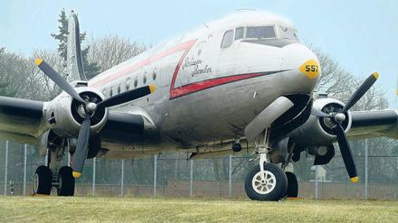 Einen Rosinenbomber wie diese auf dem Flughafen Tempelhof geparkte C-54 kann man jetzt im Maßstab 1 : 72 nachbauen.
