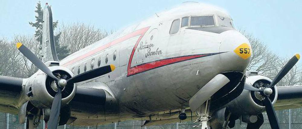 Einen Rosinenbomber wie diese auf dem Flughafen Tempelhof geparkte C-54 kann man jetzt im Maßstab 1 : 72 nachbauen.