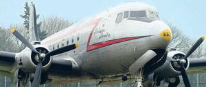 Einen Rosinenbomber wie diese auf dem Flughafen Tempelhof geparkte C-54 kann man jetzt im Maßstab 1 : 72 nachbauen.