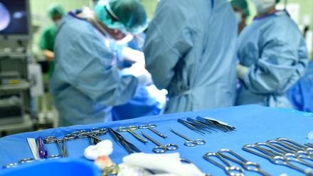Unterschiedliche Qualität. In Kliniken mit geringer Fallzahl ist das Sterberisiko bei einer Bauchaorten-OP höher.