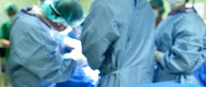 Unterschiedliche Qualität. In Kliniken mit geringer Fallzahl ist das Sterberisiko bei einer Bauchaorten-OP höher.