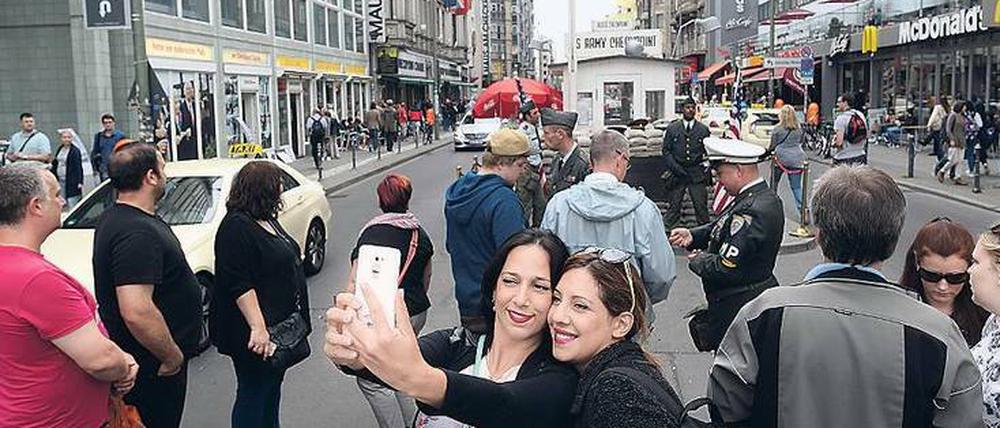 Lieblingsort der Touristen. Am Checkpoint Charlie wird geplant - und über die Pläne gestritten 