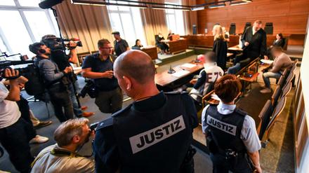 Der angeklagte Lebensgefährte (M, helle Weste) und die angeklagte Mutter (r) sitzen im Juni im Gerichtssaal.