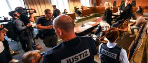 Der angeklagte Lebensgefährte (M, helle Weste) und die angeklagte Mutter (r) sitzen im Juni im Gerichtssaal.