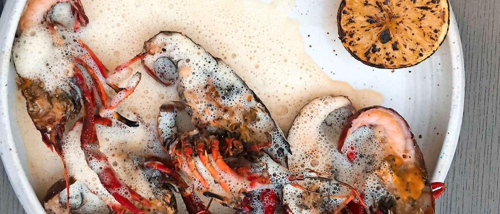 Bei "Mrs. Robinson" in Prenzlauer Berg werden die Krebse aus dem Tiergarten scharf gegrillt und mit Nussbutter verfeinert.