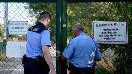 Polizisten schließen das Tor zum Einsatzort.