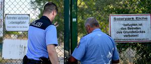 Polizisten schließen das Tor zum Einsatzort.