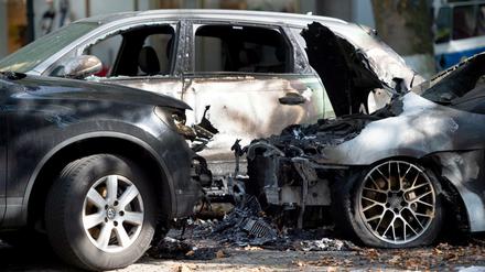 Auf dem Kurfürstendamm sind mehrere geparkte Autos in Brand geraten, mindestens vier sind komplett ausgebrannt. 