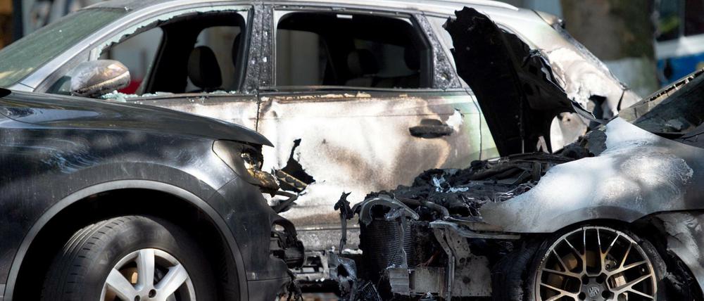 Auf dem Kurfürstendamm sind mehrere geparkte Autos in Brand geraten, mindestens vier sind komplett ausgebrannt.