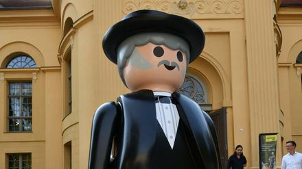Vor der Kulturkirche in Neuruppin steht eine riesige Playmobilfigur Fontanes.
