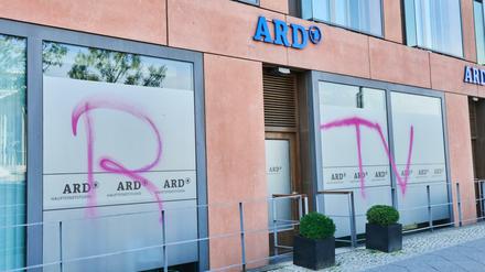 "Flunker-TV" sprayte ein Schmierer über Nacht an das ARD-Hauptstadtstudio in Berlin. Inzwischen ist der Schriftzug entfernt. 