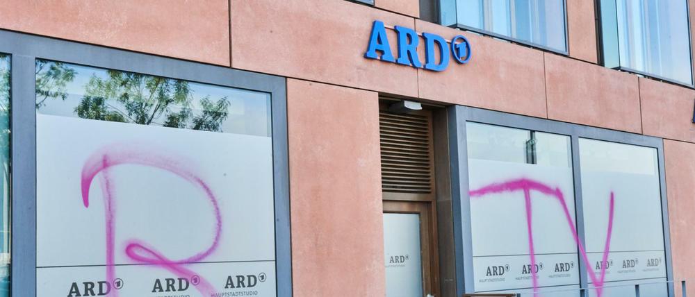 "Flunker-TV" sprayte ein Schmierer über Nacht an das ARD-Hauptstadtstudio in Berlin. Inzwischen ist der Schriftzug entfernt.