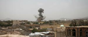 Nach einem Luftangriff steigt Rauch über der Stadt Sanaa im Jemen auf.