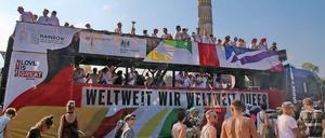 Der Wagen der britischen Botschaft und des Auswärtigen Amts auf dem Berliner CSD.