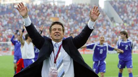 Otto Rehhagel jubelt bei der EM 2004. 