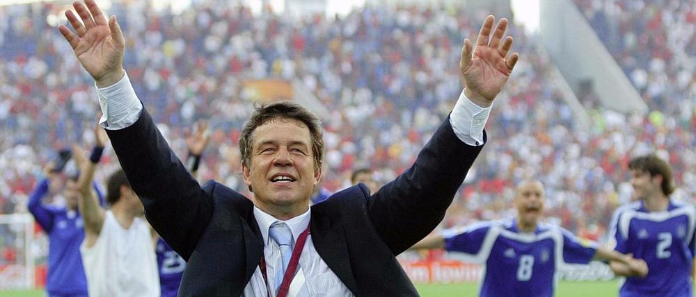 Otto Rehhagel jubelt bei der EM 2004. 