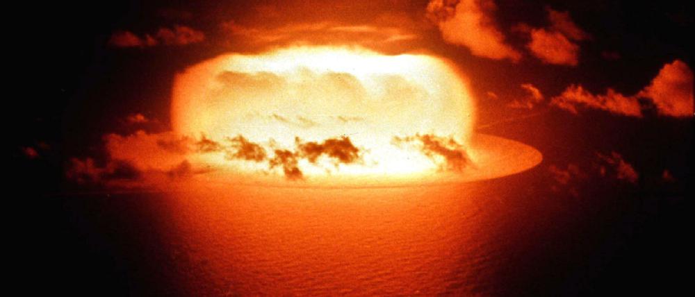 Wenn die Bombe hochgeht. Das Bild zeigt eine Testexplosion auf dem Eniwetak Atoll, Marshall-Inseln, am 30. Mai 1956.