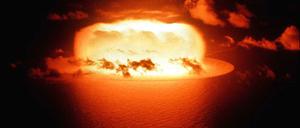 Wenn die Bombe hochgeht. Das Bild zeigt eine Testexplosion auf dem Eniwetak Atoll, Marshall-Inseln, am 30. Mai 1956. 
