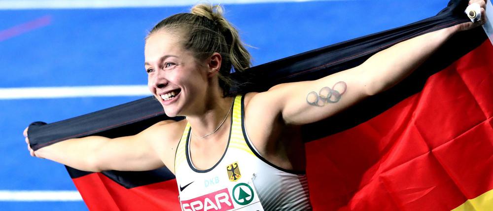 Silbermedaillengewinnerin Gina Lückenkemper: Nicht nur mit ihren Beinen schnell ist, sondern auch mit ihrem Mundwerk. aus Deutschland jubelt über Silber.
