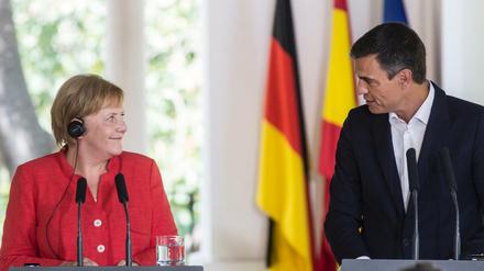 Bundeskanzlerin Angela Merkel und Pedro Sanchez, Ministerpräsident von Spanien, geben eine gemeinsame Pressekonferenz nach ihrem Treffen in der Gemeinde Sanlucar am Rande des Nationalparks Donana. 