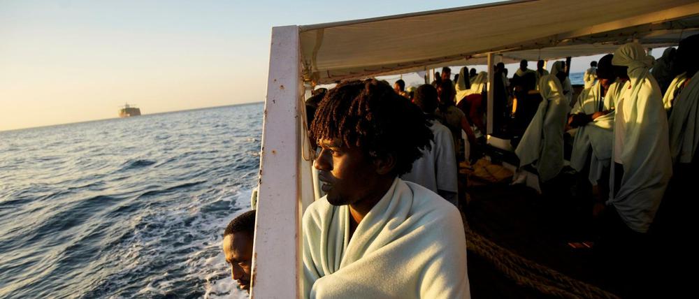 Flüchtlinge stehen auf einem Rettungsboot der Nichtregierungsorganisation "Proactiva Open Arms" und fahren in den Hafen von Algeciras in Südspanien.