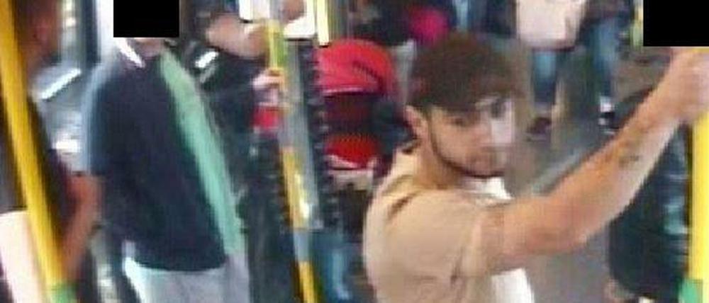 Die Polizei sucht diesen Mann.