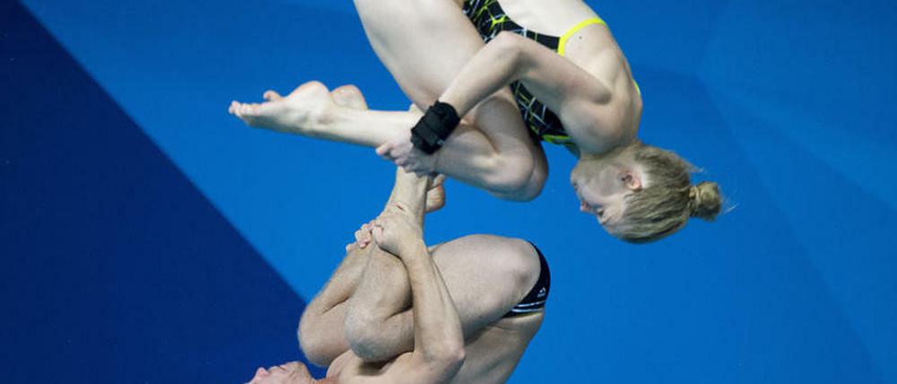 Florian Fandler (unten) und Christina Wassen drehen sich zu Bronze.