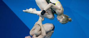 Florian Fandler (unten) und Christina Wassen drehen sich zu Bronze.