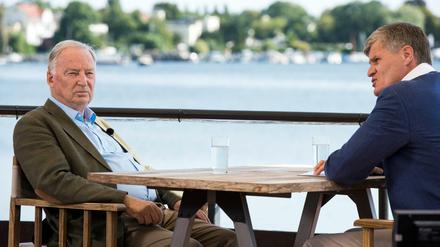 Alexander Gauland (links), Fraktionsvorsitzender der AfD, unterhält sich mit ZDF-Journalist Thomas Walde während des "Sommerinterviews" in "Berlin direkt"..