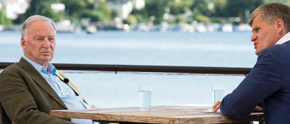 Alexander Gauland (links), Fraktionsvorsitzender der AfD, unterhält sich mit ZDF-Journalist Thomas Walde während des "Sommerinterviews" in "Berlin direkt"..