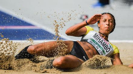 Gut gesprungen und gut gelandet ist Malaika Mihambo bei der Qualifikation in Berlin. 