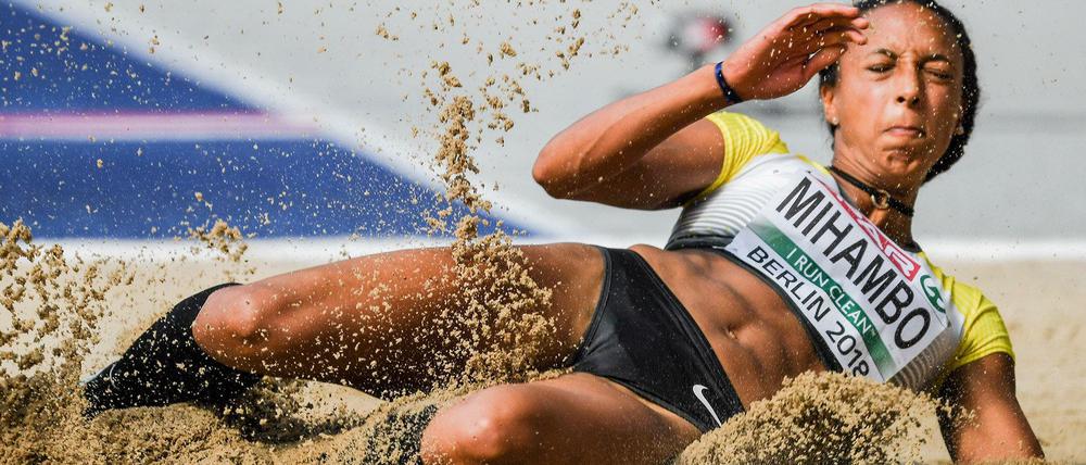 Gut gesprungen und gut gelandet ist Malaika Mihambo bei der Qualifikation in Berlin. 