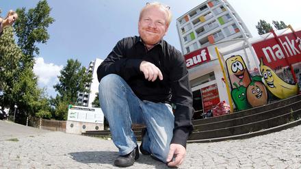 Stephan von Orlow ist ein Aufheber und beseitigt Muell von der Strasse, in Berlin.